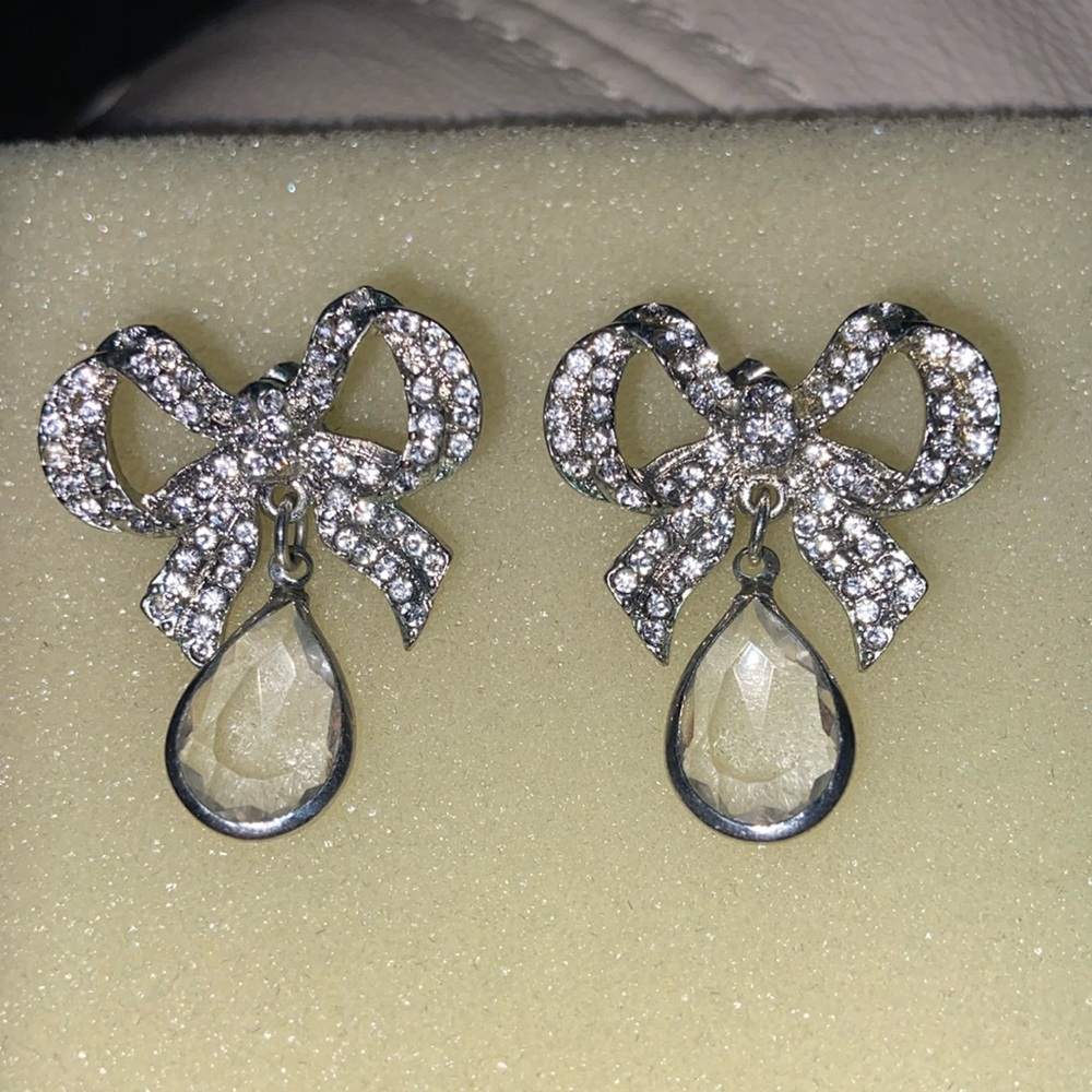 Bow earrings with stone